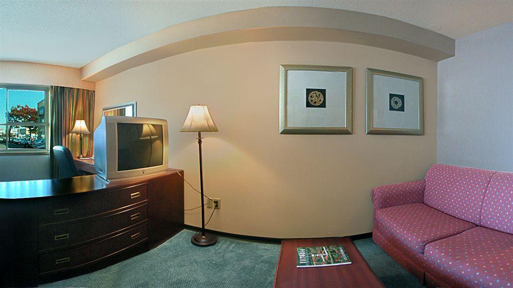 Red Lion Inn And Suites Victoria Saanich ภายนอก รูปภาพ