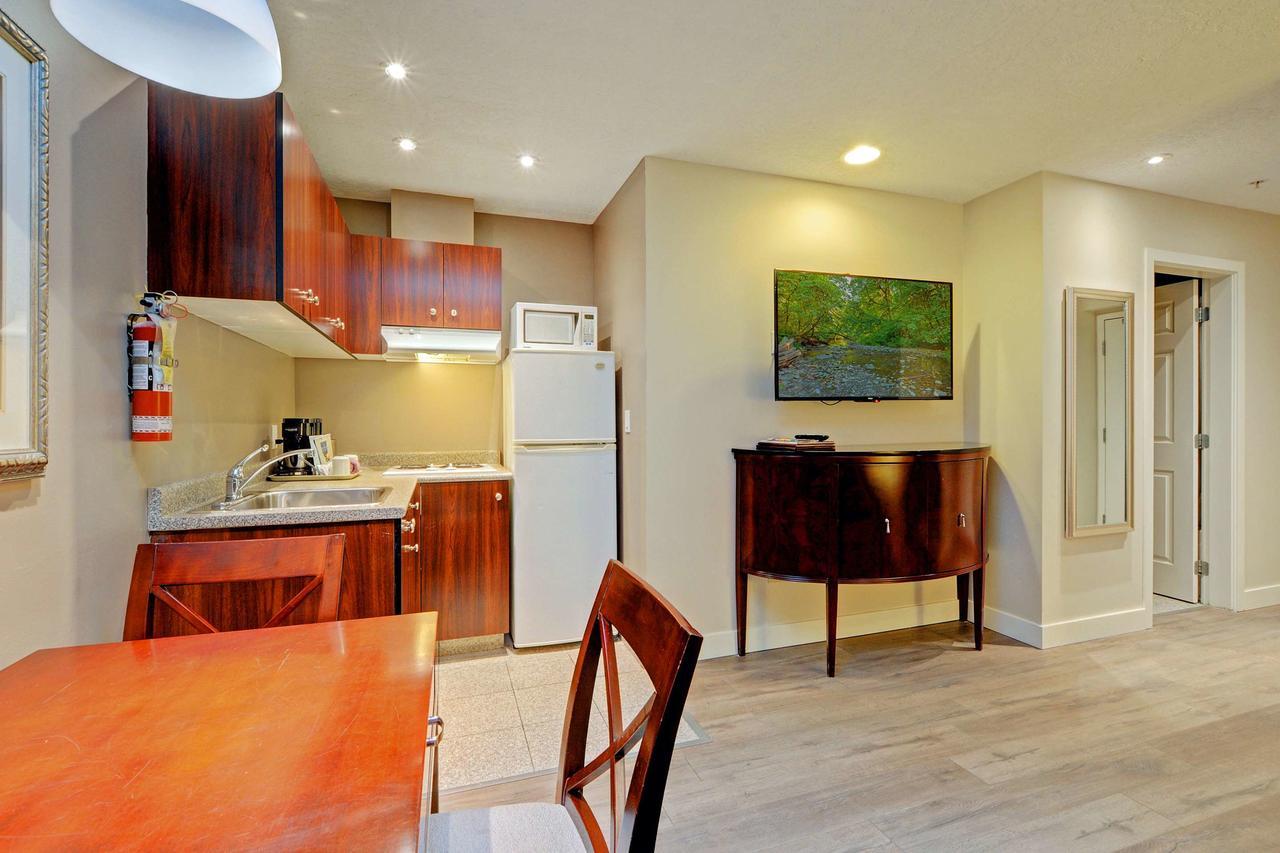 Red Lion Inn And Suites Victoria Saanich ภายนอก รูปภาพ