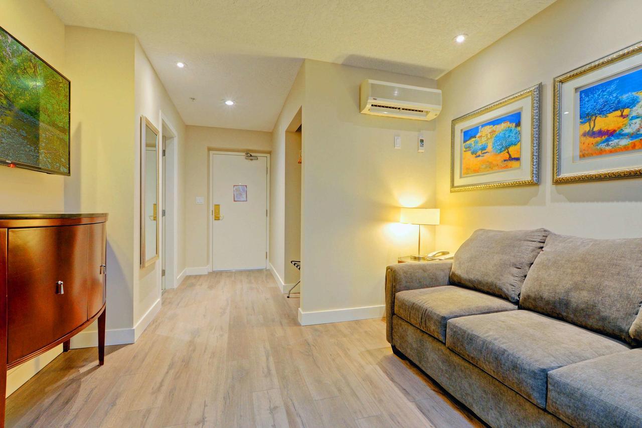 Red Lion Inn And Suites Victoria Saanich ภายนอก รูปภาพ