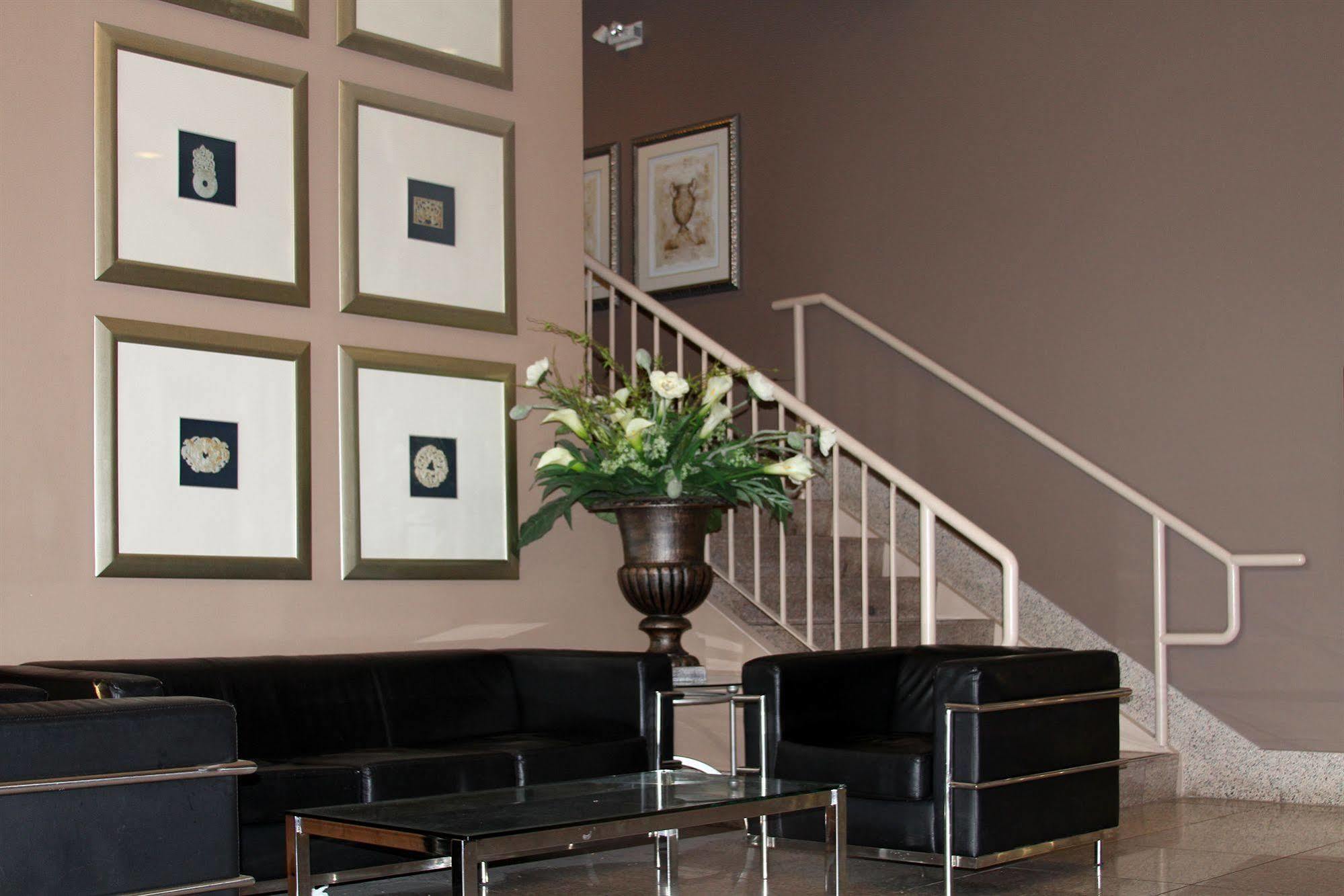 Red Lion Inn And Suites Victoria Saanich ภายนอก รูปภาพ