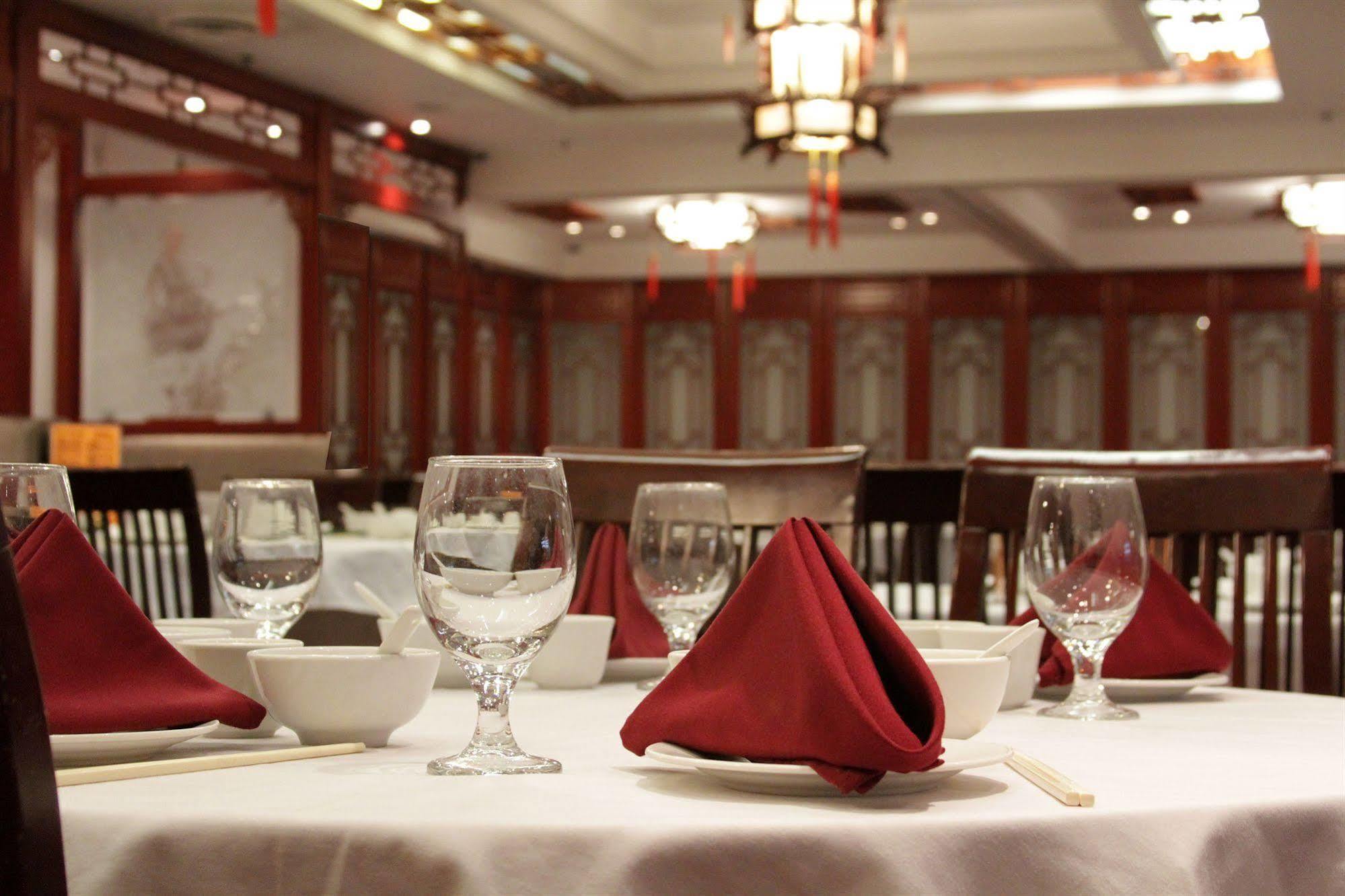Red Lion Inn And Suites Victoria Saanich ภายนอก รูปภาพ