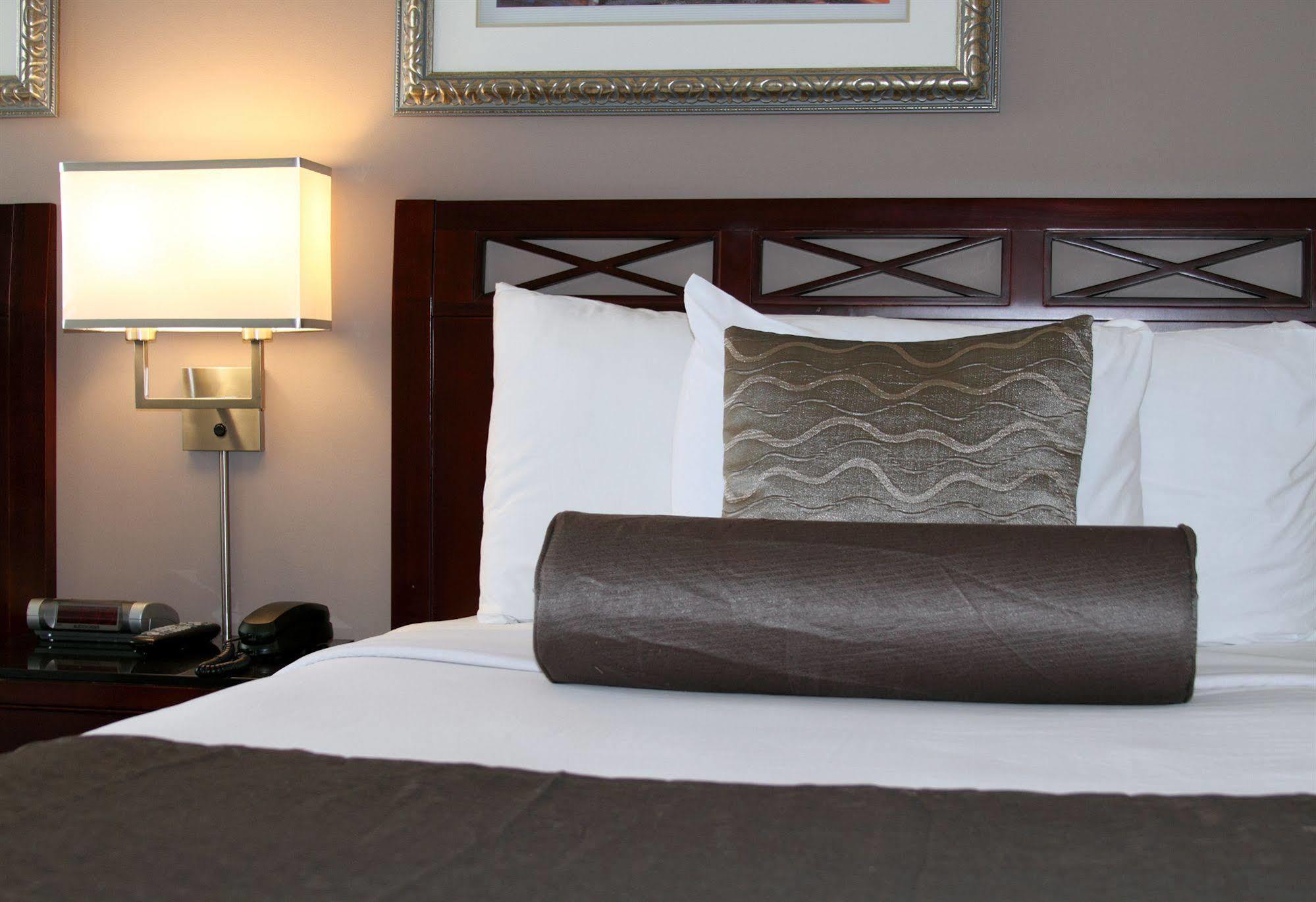 Red Lion Inn And Suites Victoria Saanich ภายนอก รูปภาพ