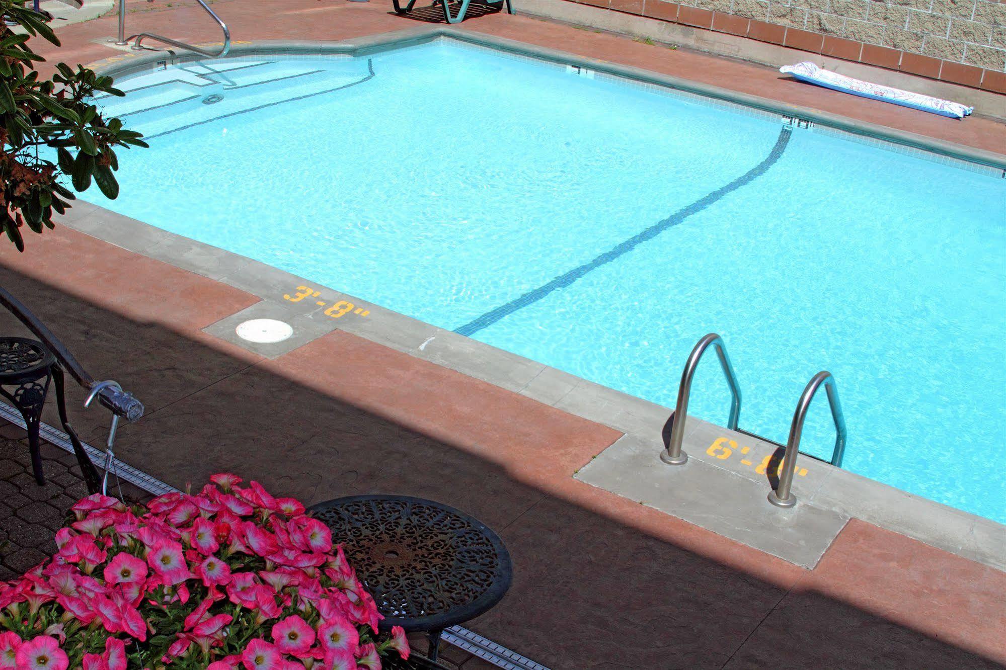 Red Lion Inn And Suites Victoria Saanich ภายนอก รูปภาพ