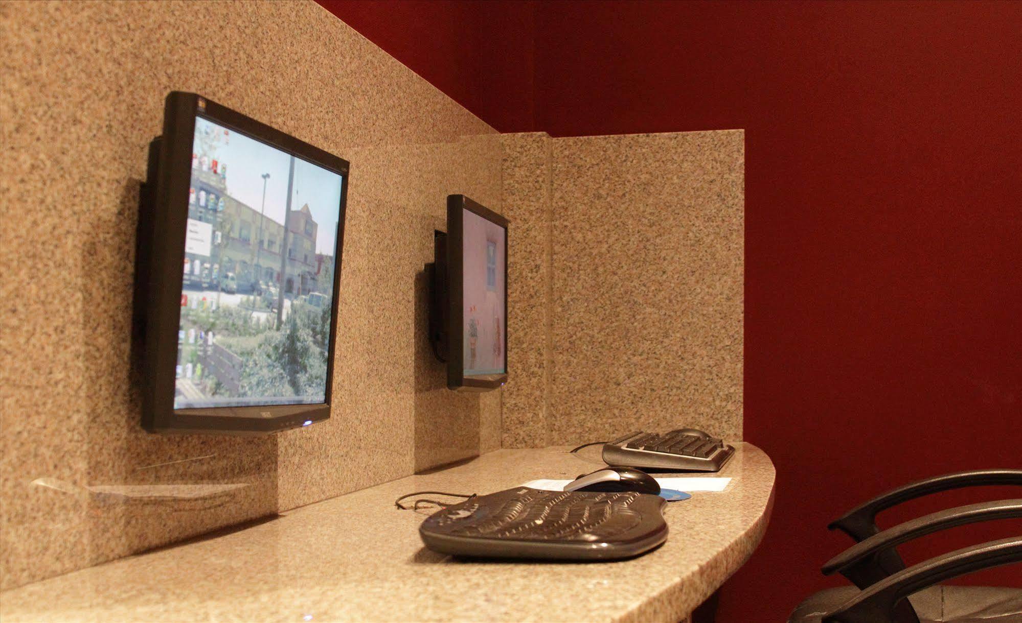 Red Lion Inn And Suites Victoria Saanich ภายนอก รูปภาพ