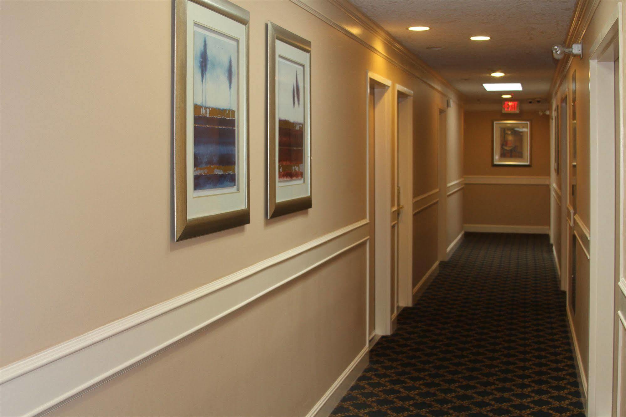 Red Lion Inn And Suites Victoria Saanich ภายนอก รูปภาพ