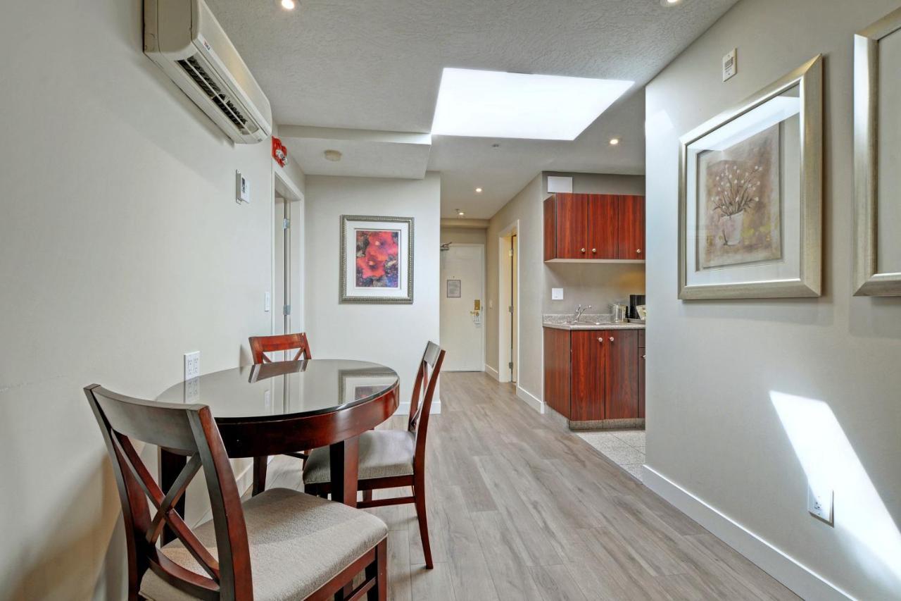 Red Lion Inn And Suites Victoria Saanich ภายนอก รูปภาพ