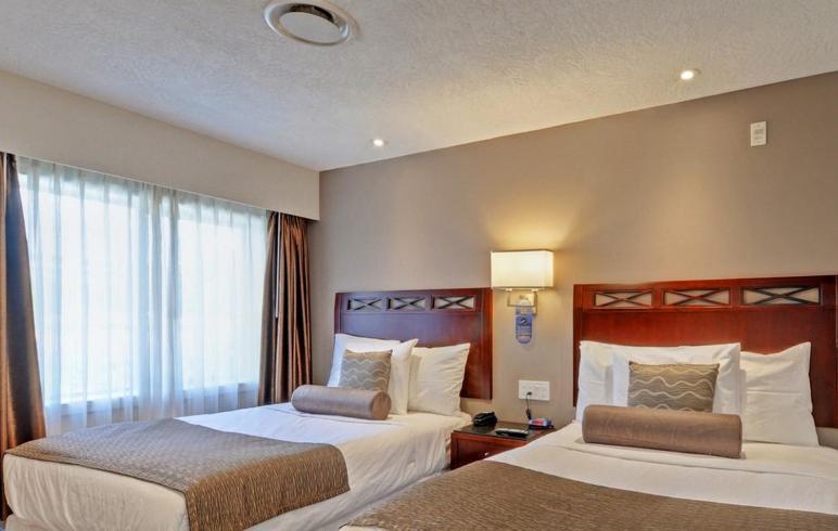 Red Lion Inn And Suites Victoria Saanich ภายนอก รูปภาพ