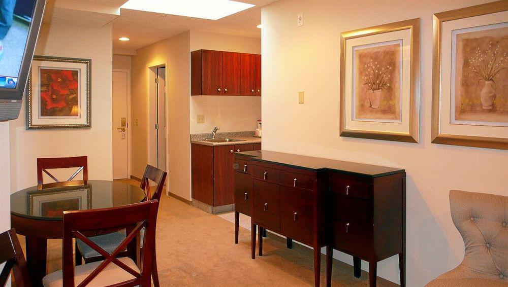 Red Lion Inn And Suites Victoria Saanich ภายใน รูปภาพ
